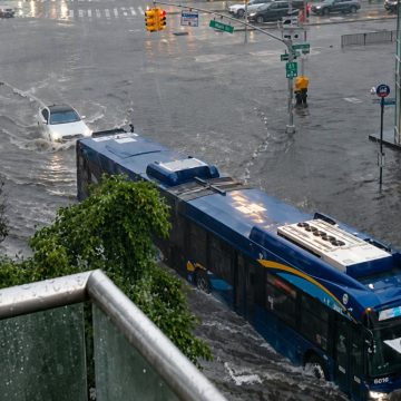 NEW YORK ALERTA POR INUNDACIONES REPENTINAS AFECTA A MILLONES DE PERSONAS EN EL NORESTE DE ESTADOS UNIDOS