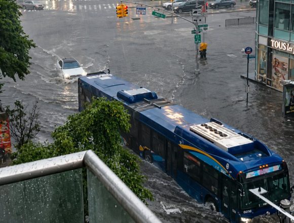 NEW YORK ALERTA POR INUNDACIONES REPENTINAS AFECTA A MILLONES DE PERSONAS EN EL NORESTE DE ESTADOS UNIDOS