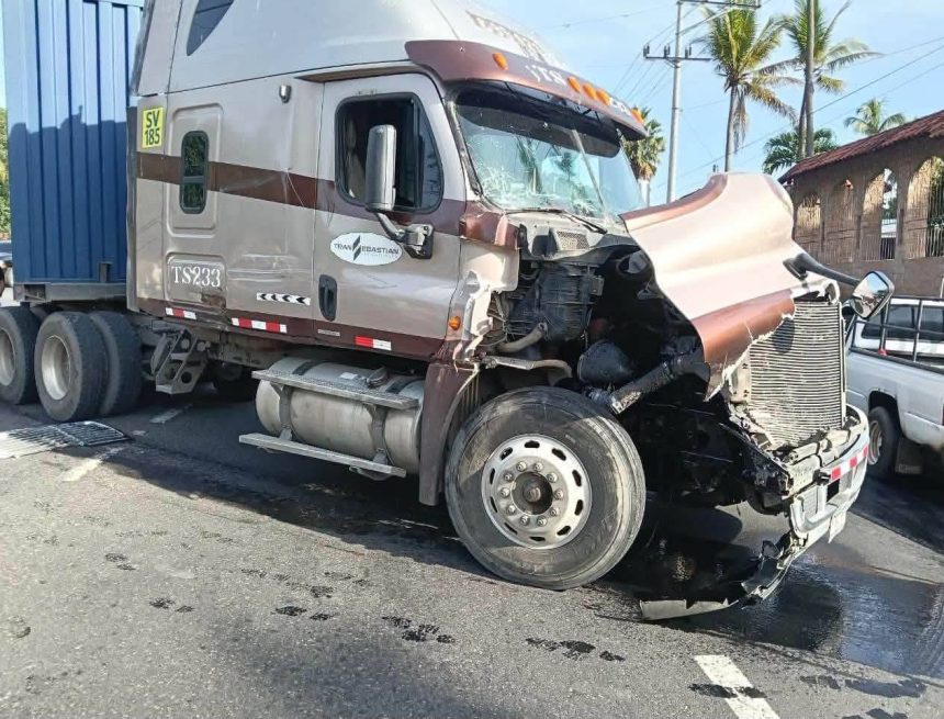 TERMOS 1 CHOQUE ENTRE AUTOBÚS Y FURGÓN DEJA CINCO EXCURSIONISTAS LESIONADOS EN LA CARRETERA DE SAN SALVADOR A SANTA ANA