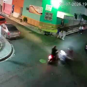 FUERTE CHOQUE EN EL CENTRO DE CHALCHUAPA DEJA A DOS MOTOCICLISTAS LESIONADOS