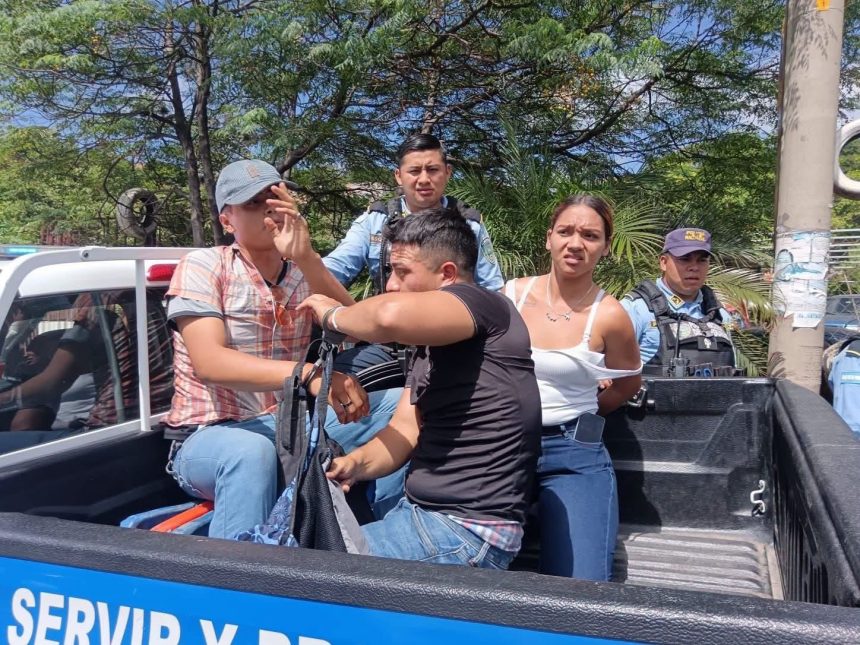 asaltantes 1 CAPTURAN A DOS SALVADOREÑOS Y UNA NICARAGÜENSE INVESTIGADOS POR PRESUNTOS ASALTOS EN BUSES DE TEGUCIGALPA