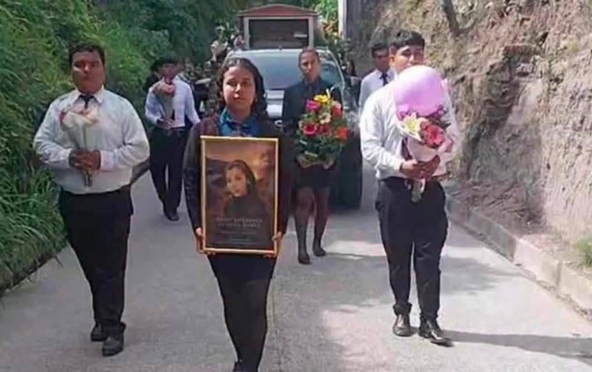 DESPIDEN A YEIMY FLORES, BAILARINA DE LAS NENAS DEL GRUPO CAÑA, EN SAN JUAN TALPA