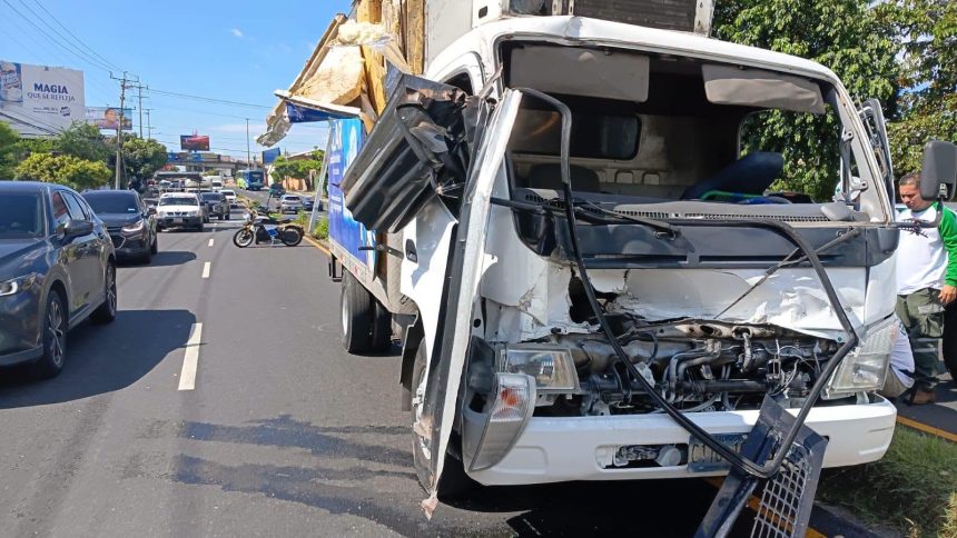basura CAMIÓN DE CARGA IMPACTA CONTRA UNA VIVIENDA EN SAN SALVADOR Y DEJA DOS PERSONAS LESIONADAS