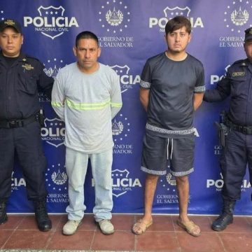 bobos CAPTURAN A DOS HOMBRES ACUSADOS DE EXTORSIONAR A UNA MUJER EN LA LIBERTAD COSTA