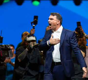 bolsonaro FLÁVIO BOLSONARO OFICIALIZA SU CANDIDATURA A LA PRESIDENCIA DE BRASIL