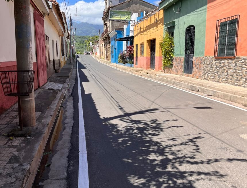 INICIAN TRABAJOS DE SEÑALIZACIÓN HORIZONTAL EN CALLES Y AVENIDAS DE CHALCHUAPA
