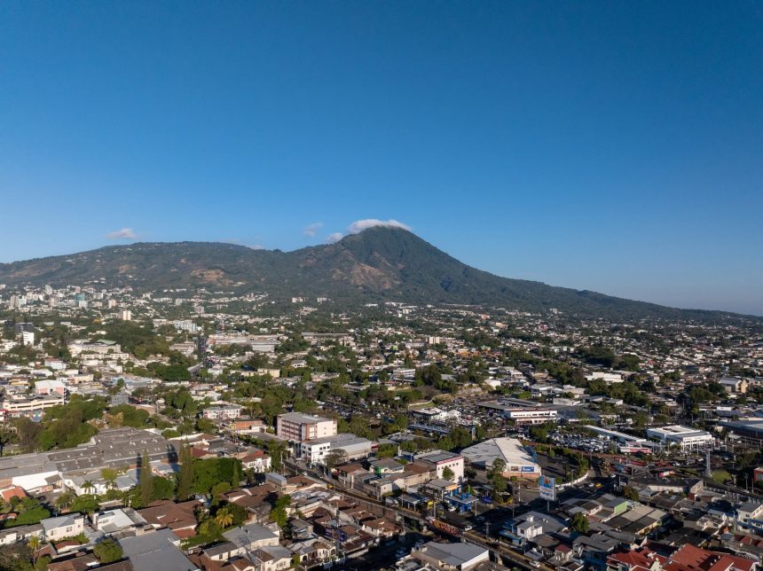 AMBIENTE CALUROSO Y TORMENTAS SE PREVÉN PARA ESTE MARTES EN EL SALVADOR
