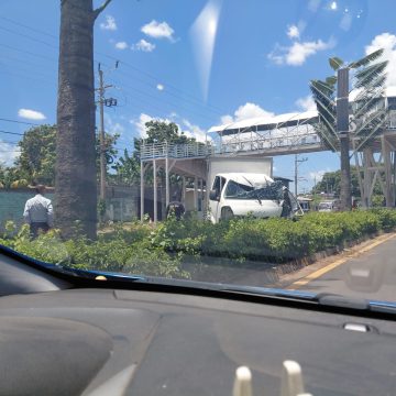 FUERTE ACCIDENTE DE TRÁNSITO DEJA A UN CONDUCTOR GRAVEMENTE LESIONADO EN CHALCHUAPA