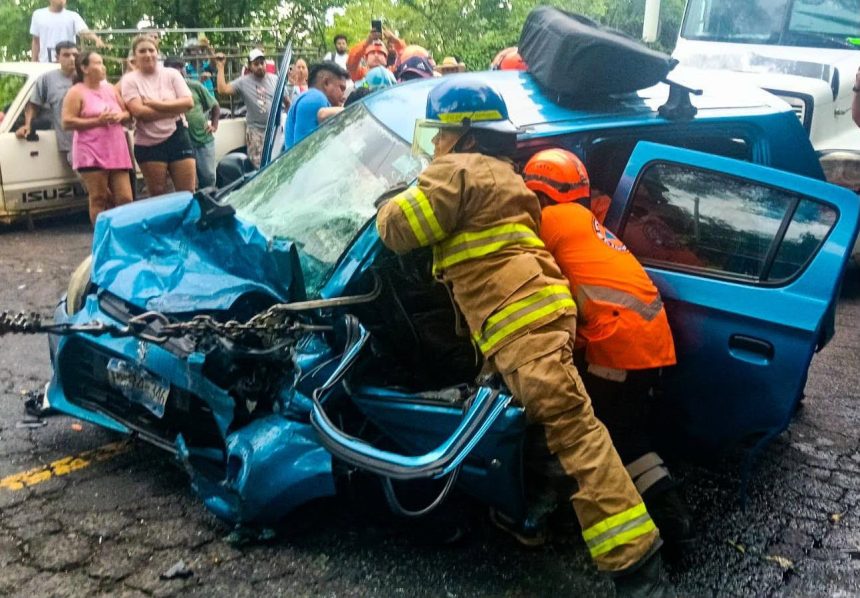 RESCATAN A PERSONA ATRAPADA TRAS ACCIDENTE DE TRÁNSITO EN EL KILOMETRO 78 DE LA CARRETERA PANAMERICANA