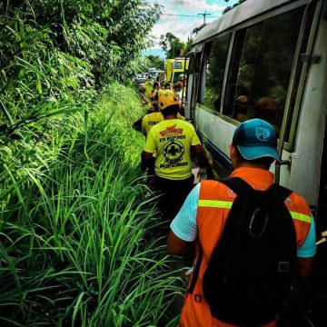 choque 2 CUATRO PERSONAS RESULTAN LESIONADAS EN ACCIDENTE ENTRE UNA COASTER DE LA RUTA 140 Y UN SEDÁN EN ILOPANGO