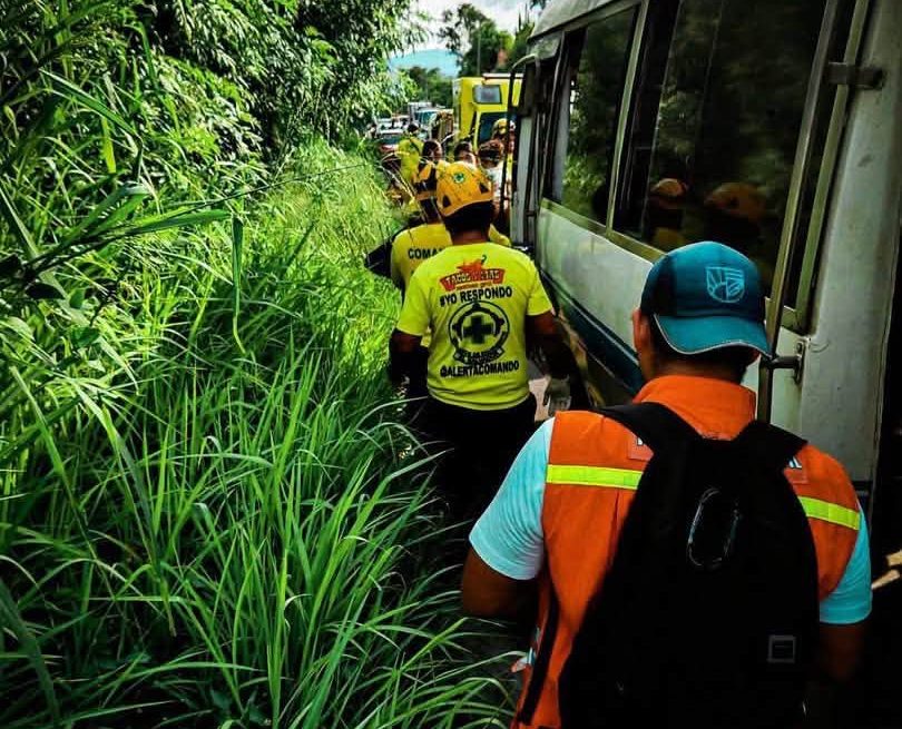 CUATRO PERSONAS RESULTAN LESIONADAS EN ACCIDENTE ENTRE UNA COASTER DE LA RUTA 140 Y UN SEDÁN EN ILOPANGO