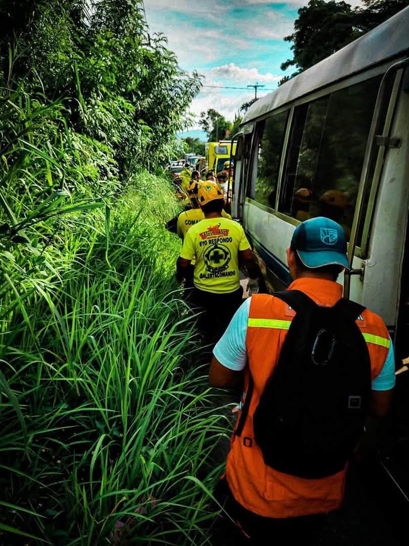 choque 2 CUATRO PERSONAS RESULTAN LESIONADAS EN ACCIDENTE ENTRE UNA COASTER DE LA RUTA 140 Y UN SEDÁN EN ILOPANGO