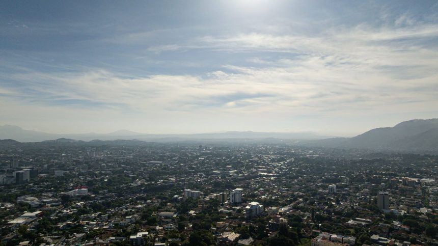 clima 212 AMBIENTE MUY CALUROSO Y PROBABILIDAD DE LLUVIAS PUNTUALES MARCARÁN EL CLIMA ESTE VIERNES EN EL SALVADOR