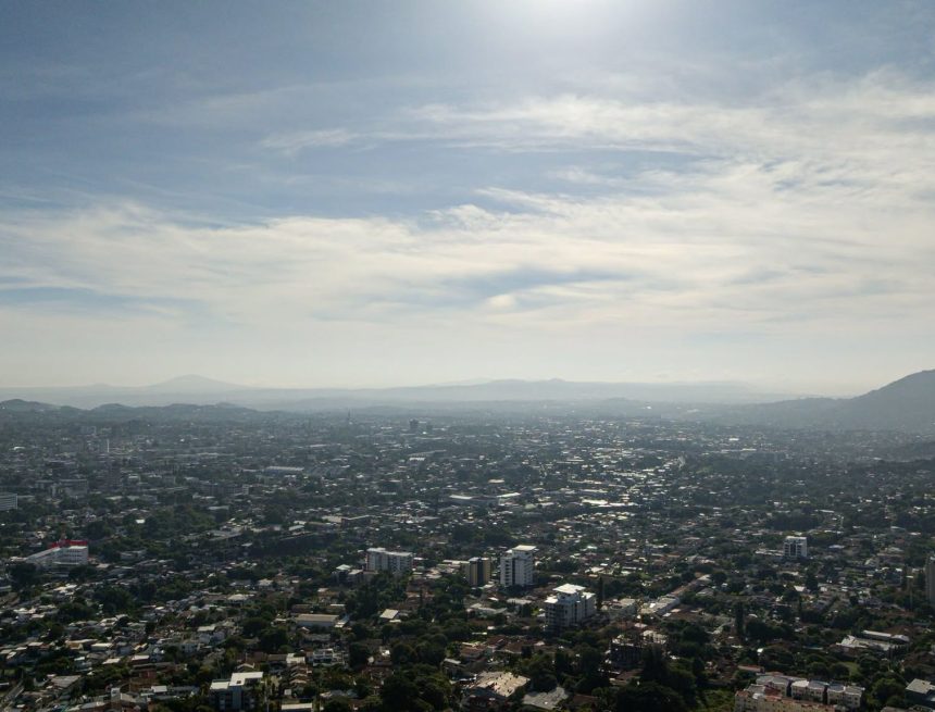 AMBIENTE MUY CALUROSO Y PROBABILIDAD DE LLUVIAS PUNTUALES MARCARÁN EL CLIMA ESTE VIERNES EN EL SALVADOR