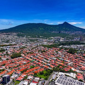 clima 233 AMBIENTE MUY CALUROSO CONTINUARÁ ESTE VIERNES CON TEMPERATURAS DE HASTA 38 °C Y PROBABILIDAD DE LLUVIAS