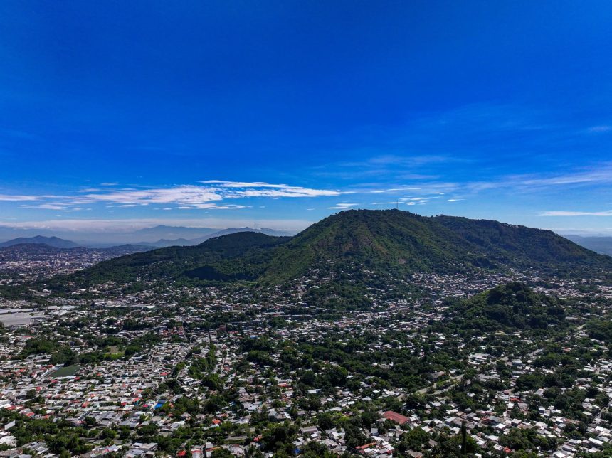 AMBIENTE CALUROSO Y LLUVIAS CON TORMENTAS SE PREVÉN PARA ESTE JUEVES EN EL SALVADOR