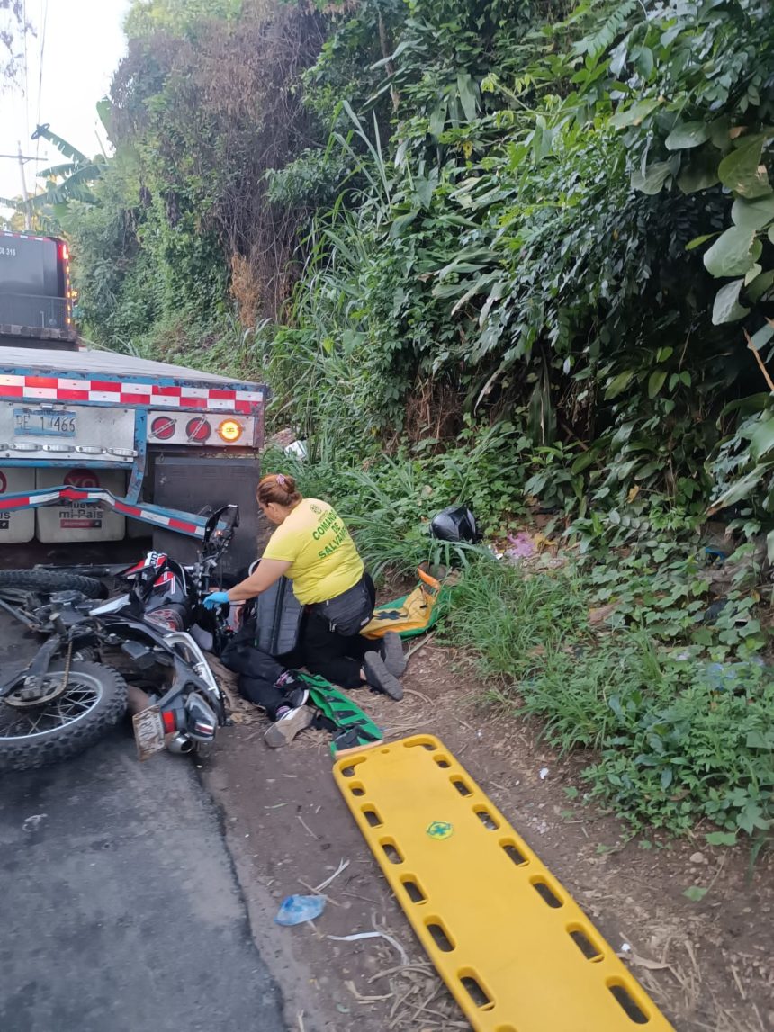 MOTOCICLISTA RESULTA LESIONADO TRAS ACCIDENTE CON RASTRA EN LA CARRETERA DE SANTA ANA A SAN SALVADOR