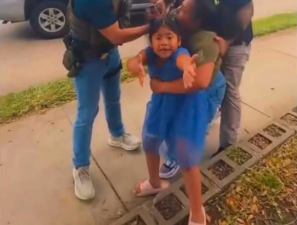 NIÑA SUPLICA A AGENTES DE ICE MIENTRAS DETIENEN A SU MADRE EN HOUSTON