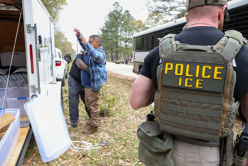 ice 2 ICE ACELERA LOS OPERATIVOS Y JULIO PODRÍA CONVERTIRSE EN EL MES CON MÁS DETENCIONES DE INMIGRANTES