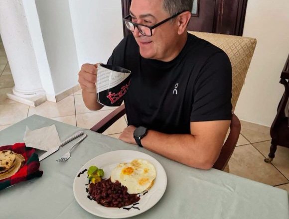 HONDURAS; JUAN ORLANDO HERNÁNDEZ COMPARTE SU PRIMER DESAYUNO EN CASA TRAS MÁS DE CUATRO AÑOS