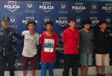 CAPTURAN A CINCO JÓVENES TRAS RIÑA AL FINALIZAR CARNAVAL EN QUELEPA