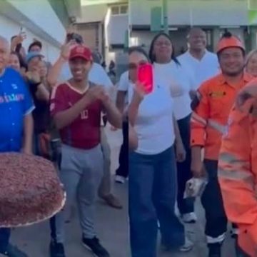 pastel 1 VENEZOLANOS SORPRENDEN A RESCATISTA SALVADOREÑO CON UN PASTEL DE CUMPLEAÑOS EN MEDIO DE LAS LABORES DE EMERGENCIA