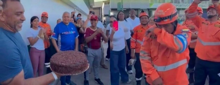 VENEZOLANOS SORPRENDEN A RESCATISTA SALVADOREÑO CON UN PASTEL DE CUMPLEAÑOS EN MEDIO DE LAS LABORES DE EMERGENCIA
