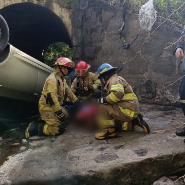 AUTOMÓVIL CAE A UNA QUEBRADA EN TECOLUCA Y CONDUCTOR ES RESCATADO CON VIDA