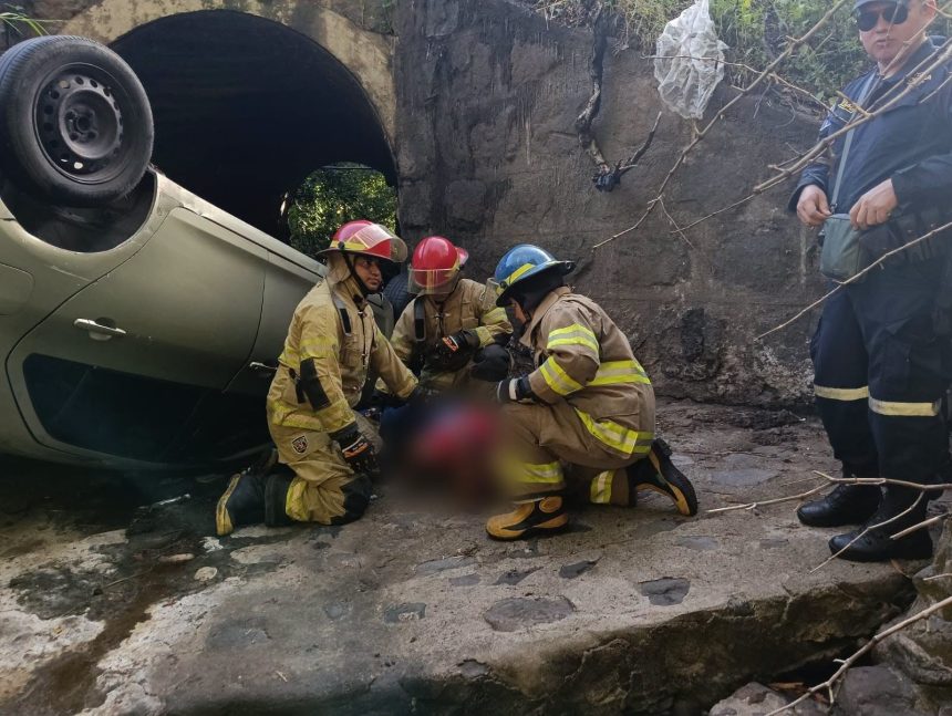 AUTOMÓVIL CAE A UNA QUEBRADA EN TECOLUCA Y CONDUCTOR ES RESCATADO CON VIDA