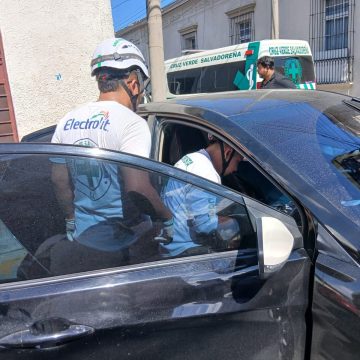 santa 1 FUERTE CHOQUE ENTRE UN BÚS Y UN AUTOMÓVIL DEJA TRES PERSONAS LESIONADAS EN SANTA ANA