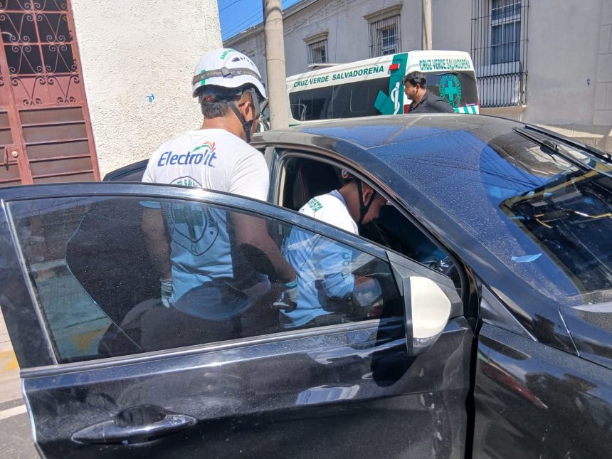 santa 1 FUERTE CHOQUE ENTRE UN BÚS Y UN AUTOMÓVIL DEJA TRES PERSONAS LESIONADAS EN SANTA ANA