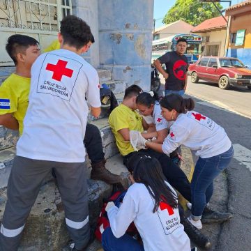 sonso 1 CINCO LESIONADOS DEJA CHOQUE ENTRE DOS MOTOCICLETAS EN SONSONATE; AMBULANCIA DE COMANDOS DE SALVAMENTO TAMBIÉN SUFRE ACCIDENTE