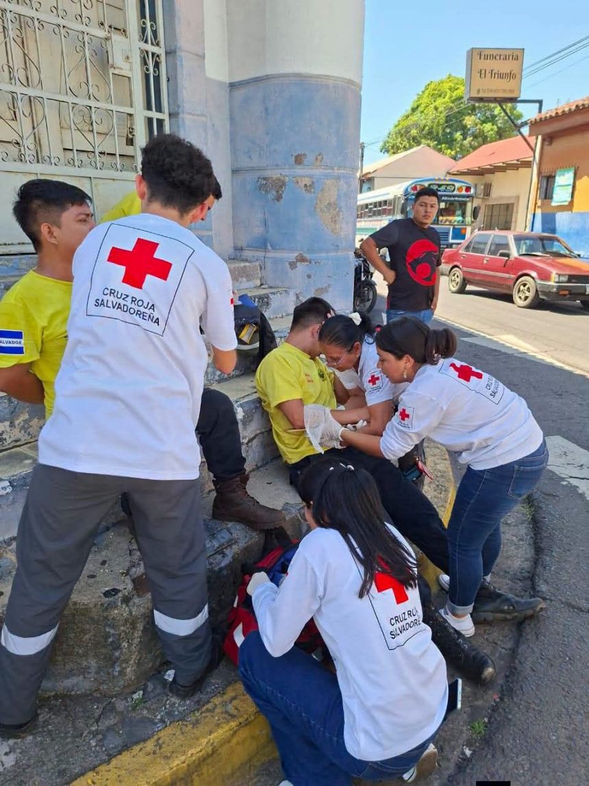 sonso 1 CINCO LESIONADOS DEJA CHOQUE ENTRE DOS MOTOCICLETAS EN SONSONATE; AMBULANCIA DE COMANDOS DE SALVAMENTO TAMBIÉN SUFRE ACCIDENTE