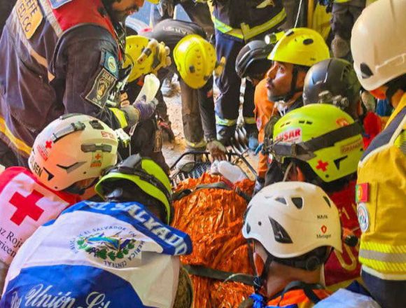 vene 1 RESCATISTAS LOGRAN SALVAR A HOMBRE ATRAPADO DURANTE MÁS DE 72 HORAS BAJO LOS ESCOMBROS EN VENEZUELA