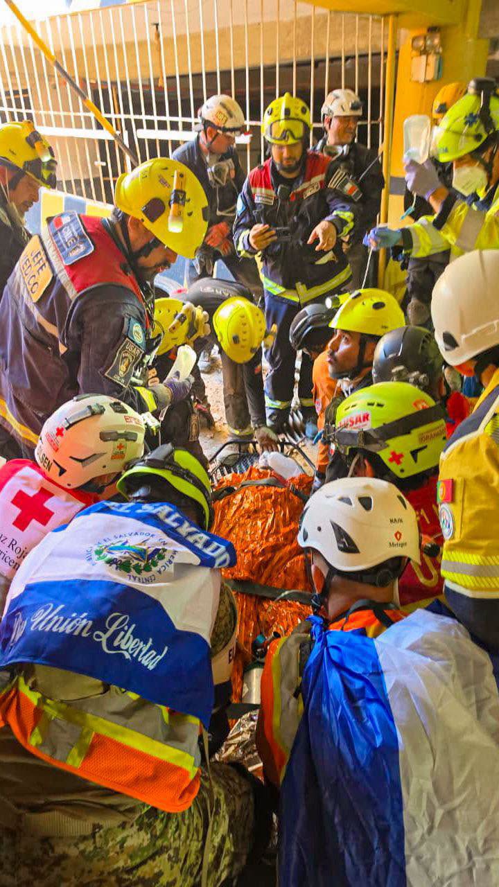 vene 1 RESCATISTAS LOGRAN SALVAR A HOMBRE ATRAPADO DURANTE MÁS DE 72 HORAS BAJO LOS ESCOMBROS EN VENEZUELA
