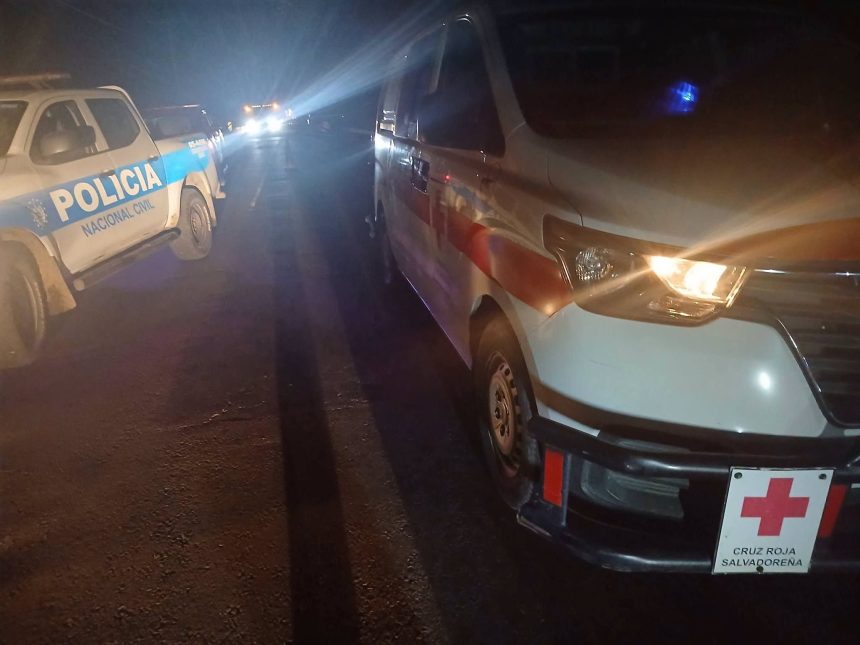 MOTOCICLISTA MUERE TRAS IMPACTAR CONTRA UNA RASTRA Y DOS PERSONAS RESULTAN HERIDAS EN JIQUILISCO