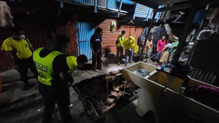SONSO 2 ADULTO MAYOR FUE RESCATADO TRAS CAER HASTA 20 METROS EN UNA FOSA SÉPTICA EN NAHUIZALCO,SONSONATE