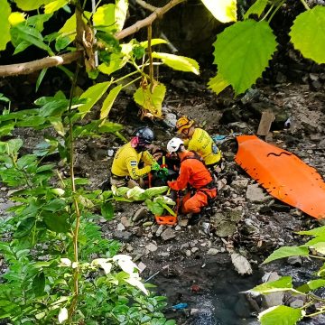 RESCATAN A PERSONA QUE CAYÓ AL FONDO DE UN BARRANCO EN SOYAPANGO