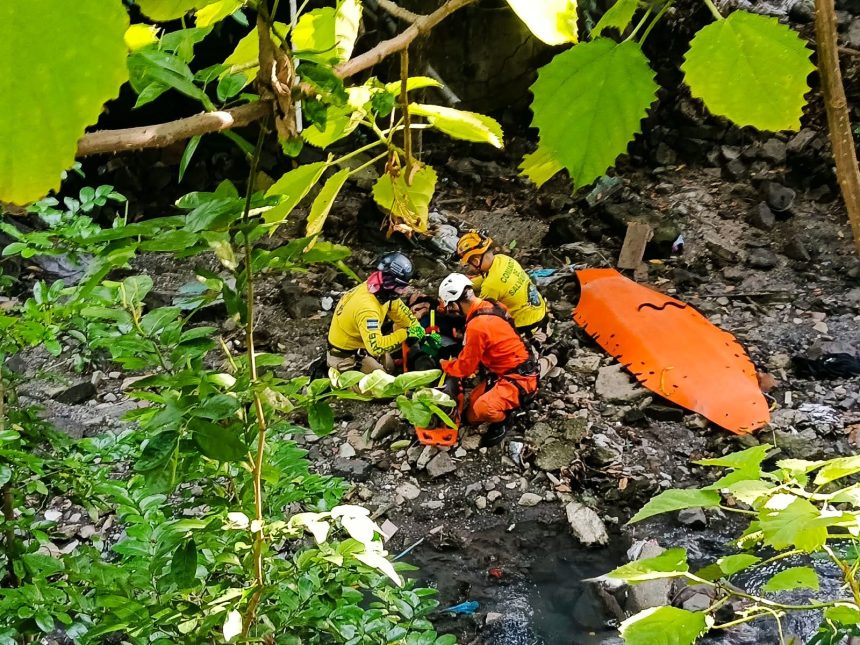barranco 1 RESCATAN A PERSONA QUE CAYÓ AL FONDO DE UN BARRANCO EN SOYAPANGO