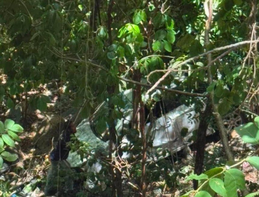 barranco 1 CAE CON SU VEHÍCULO A UN ABISMO DE 25 METROS Y SOBREVIVE EN JUCUARÁN, USULUTÁN