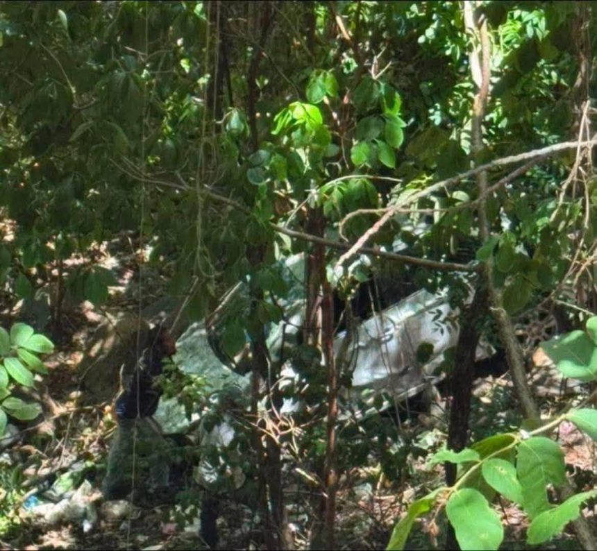 barranco 1 CAE CON SU VEHÍCULO A UN ABISMO DE 25 METROS Y SOBREVIVE EN JUCUARÁN, USULUTÁN