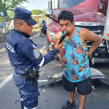 CONDUCTOR EBRIO INVADE CARRIL Y COLISIONA CONTRA OTRA RASTRA EN SAN MIGUEL