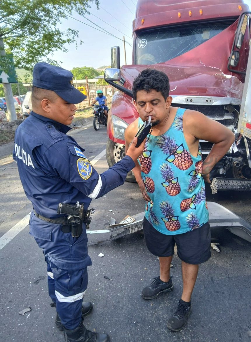 bolo 1 CONDUCTOR EBRIO INVADE CARRIL Y COLISIONA CONTRA OTRA RASTRA EN SAN MIGUEL