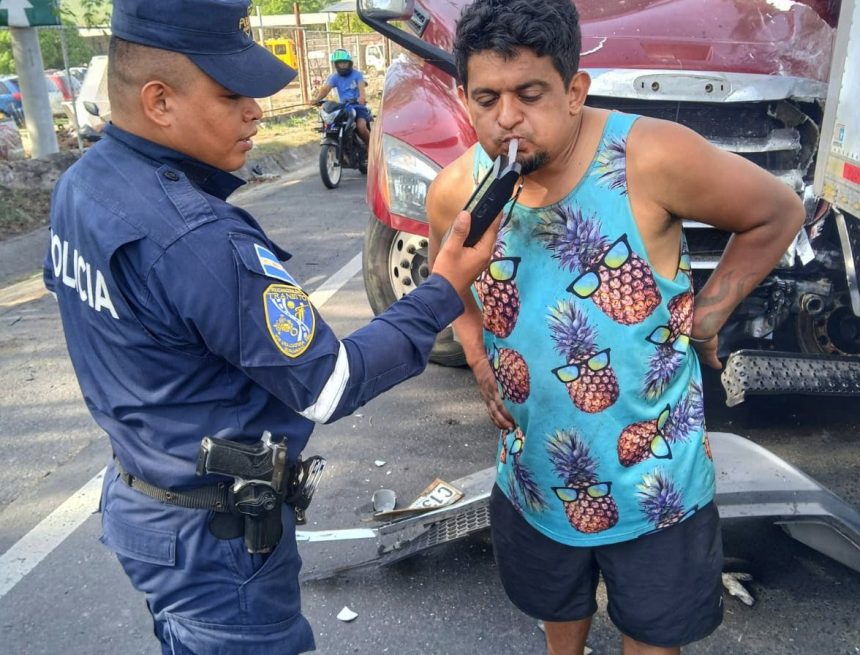 bolo 1 CONDUCTOR EBRIO INVADE CARRIL Y COLISIONA CONTRA OTRA RASTRA EN SAN MIGUEL