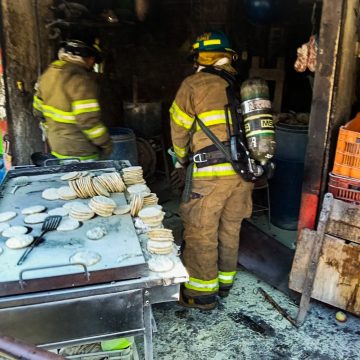 bomberos 1 SIETE PERSONAS LESIONADAS TRAS INCIDENTE CON CILINDRO DE GAS EN UNA TORTILLERIA EN EL MERCADO LA TIENDONA EN SAN SALVADOR