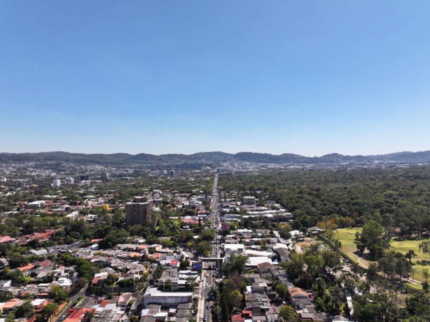 ALTAS TEMPERATURAS CONTINÚAN ROMPIENDO RÉCORDS EN EL SALVADOR