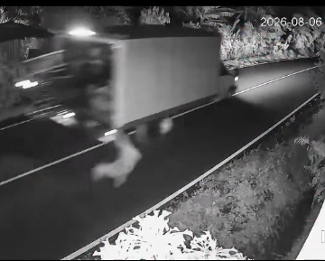camion 1 CÁMARA DE SEGURIDAD CAPTÓ A HOMBRE QUE CAYÓ DE UN CAMIÓN EN MOVIMIENTO ANTES DE QUE EL VEHÍCULO CHOCARA EN SONSONATE