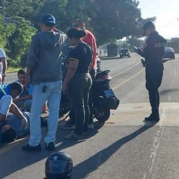 chalchuapa MOTOCICLISTA RESULTA LESIONADA TRAS DERRAPAR POR ACEITE DERRAMADO EN CALLE DE CHALCHUAPA