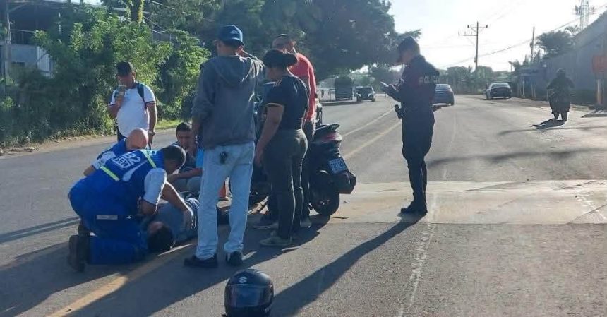 chalchuapa MOTOCICLISTA RESULTA LESIONADA TRAS DERRAPAR POR ACEITE DERRAMADO EN CALLE DE CHALCHUAPA
