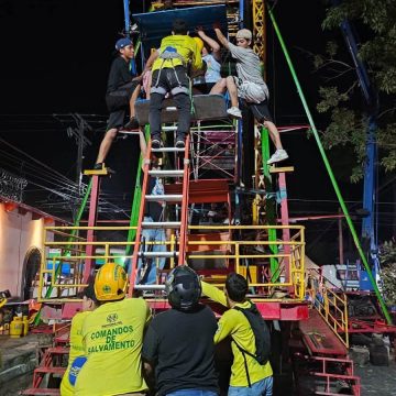 MÁS DE 15 PERSONAS QUEDARON ATRAPADAS EN LO ALTO DE “LA CHICAGO” DURANTE FIESTAS PATRONALES DE IZALCO